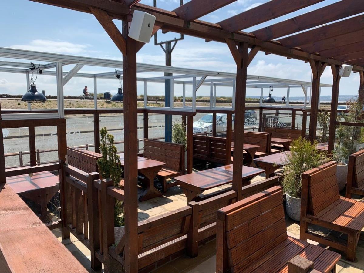 Hoopers Sandy Beach Guest Rooms Суонси Экстерьер фото